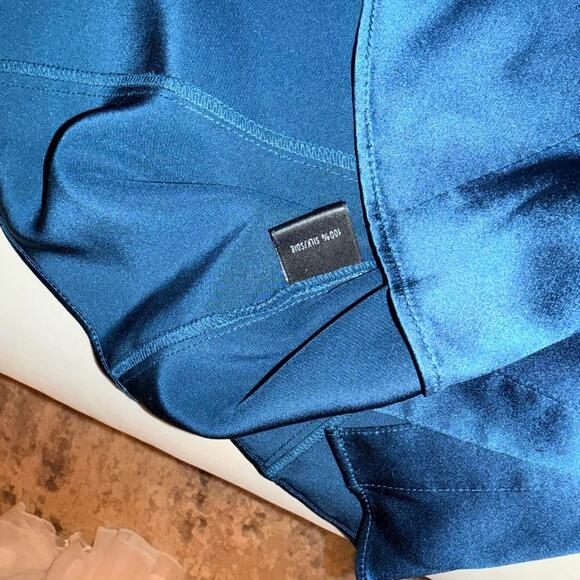 Lafayette 148 split-collar lustrous silk charmeuse with French cuff - Picture 5 of 9